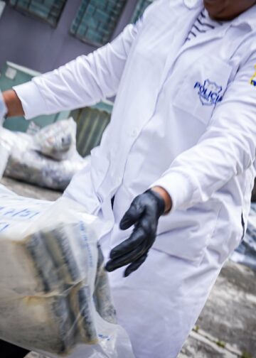 Autoridades verifican cargamento de cocaína incautado en aguas internacionales