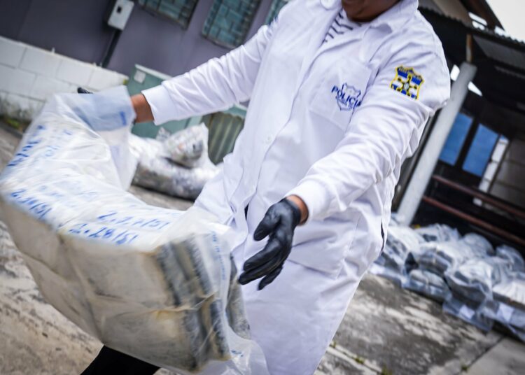 Autoridades verifican cargamento de cocaína incautado en aguas internacionales