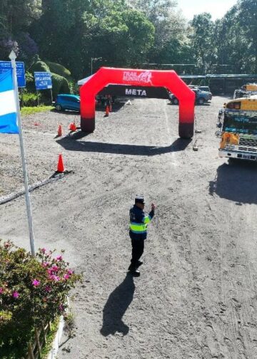 Politur acompaña a corredores del La Cordillera Challenge en su paso por Sonsonate y Ahuachapán