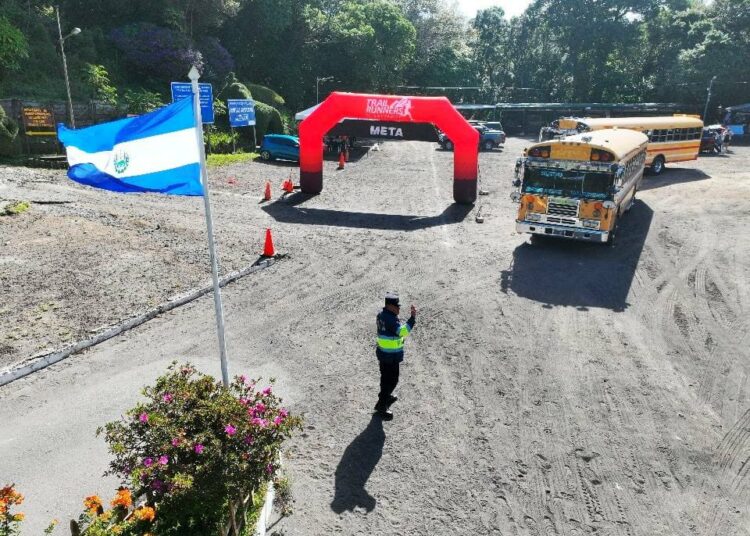 Politur acompaña a corredores del La Cordillera Challenge en su paso por Sonsonate y Ahuachapán