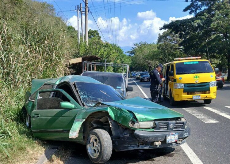 Cuatro personas resultan heridas en triple accidente sobre carretera Panamericana