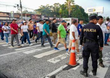 Policía refuerza la seguridad y tránsito durante el Clásico de las Leyendas en San Salvador