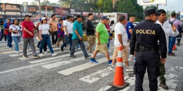 Policía refuerza la seguridad y tránsito durante el Clásico de las Leyendas en San Salvador
