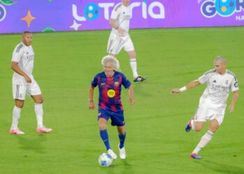 El regreso de “El Mágico” González al Barça emociona a miles de aficionados en San Salvador