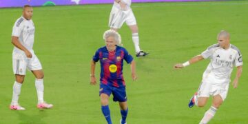 El regreso de “El Mágico” González al Barça emociona a miles de aficionados en San Salvador