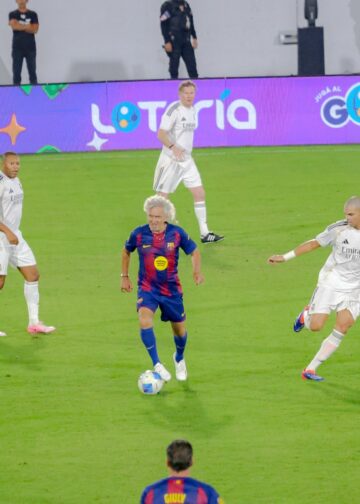 El regreso de “El Mágico” González al Barça emociona a miles de aficionados en San Salvador