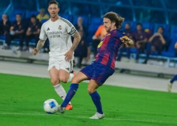 Barça Legends vence al Real Madrid con doblete de Saviola en “El Mágico” González