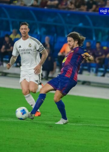 Barça Legends vence al Real Madrid con doblete de Saviola en “El Mágico” González