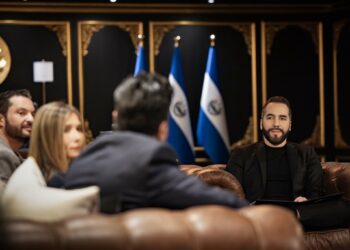 Salvadoreños podrán recibir consultas médicas desde casa y obtener sus medicamentos sin costo