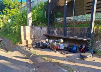 Mujer que esperaba el bus resulta lesionada tras choque entre motocicleta y vehículo