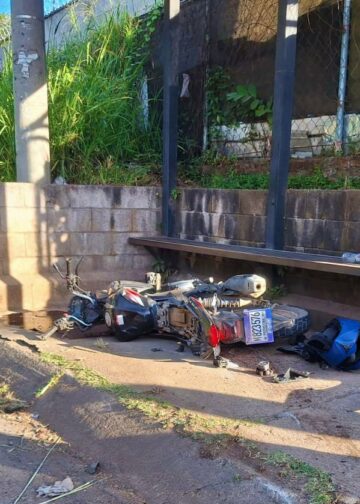 Mujer que esperaba el bus resulta lesionada tras choque entre motocicleta y vehículo