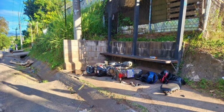 Mujer que esperaba el bus resulta lesionada tras choque entre motocicleta y vehículo