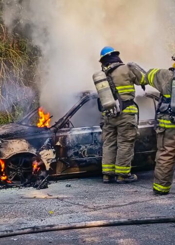 Incendio vehicular es controlado oportunamente por Bomberos en Apopa