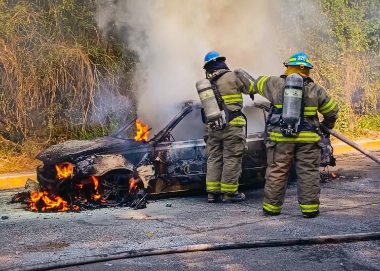 Incendio vehicular es controlado oportunamente por Bomberos en Apopa