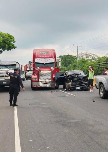 Choque múltiple provoca complica el tráfico en carretera hacia Acajutla