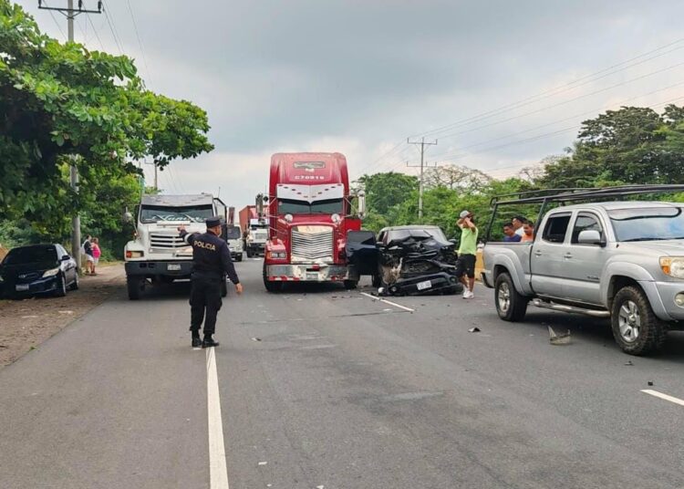 Choque múltiple provoca complica el tráfico en carretera hacia Acajutla