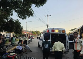 Sedán golpea a dos motociclistas y deja tres personas lesionadas