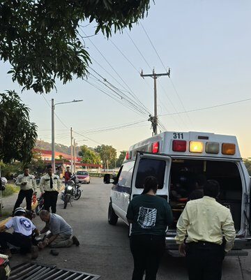 Sedán golpea a dos motociclistas y deja tres personas lesionadas