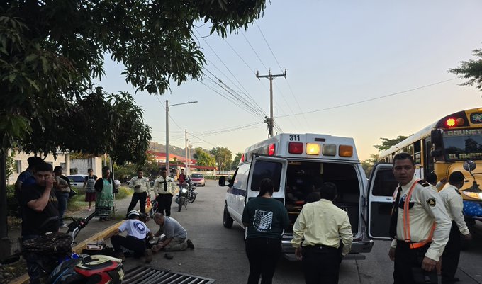 Sedán golpea a dos motociclistas y deja tres personas lesionadas