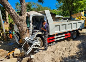Motorista queda en estado grave tras chocar contra un árbol en carretera a Santa Ana