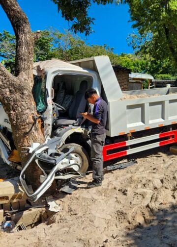 Motorista queda en estado grave tras chocar contra un árbol en carretera a Santa Ana