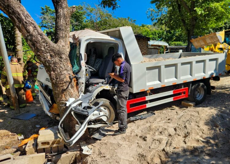 Motorista queda en estado grave tras chocar contra un árbol en carretera a Santa Ana