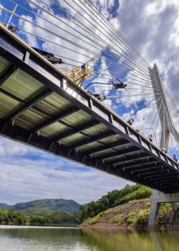 Bungee jumping gratuito convierte al Puente Carolina en el nuevo atractivo turístico del oriente salvadoreño