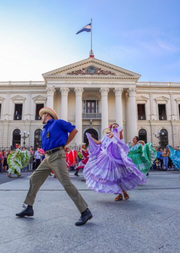 Ballet Folclórico de El Salvador y Ballet Nacional de China brillan en el Centro Histórico