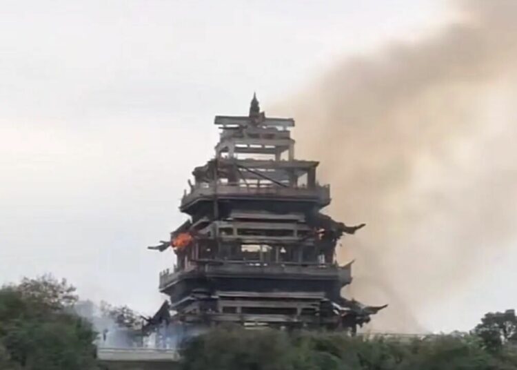 Incendio devasta templo milenario de Yongqing en China