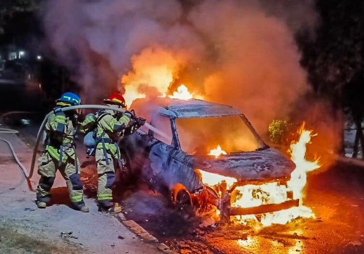 Incendio vehicular en San Cayetano Istepeque es controlado sin dejar lesionados