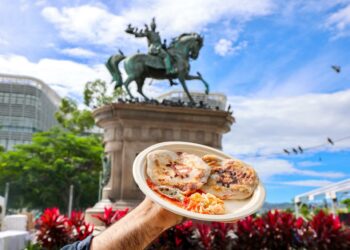 Miles disfrutan de pupusas gratuitas en Plaza Gerardo Barrios durante el evento “Bitcoin Histórico”