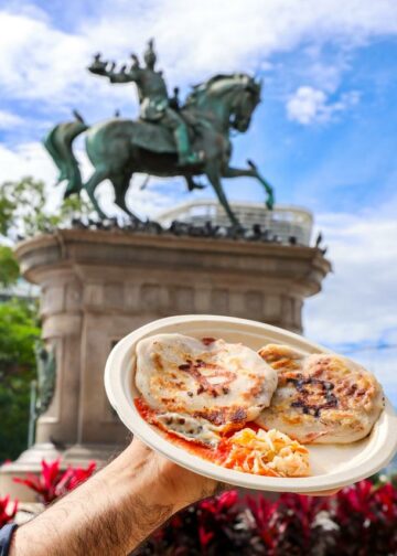 Miles disfrutan de pupusas gratuitas en Plaza Gerardo Barrios durante el evento “Bitcoin Histórico”
