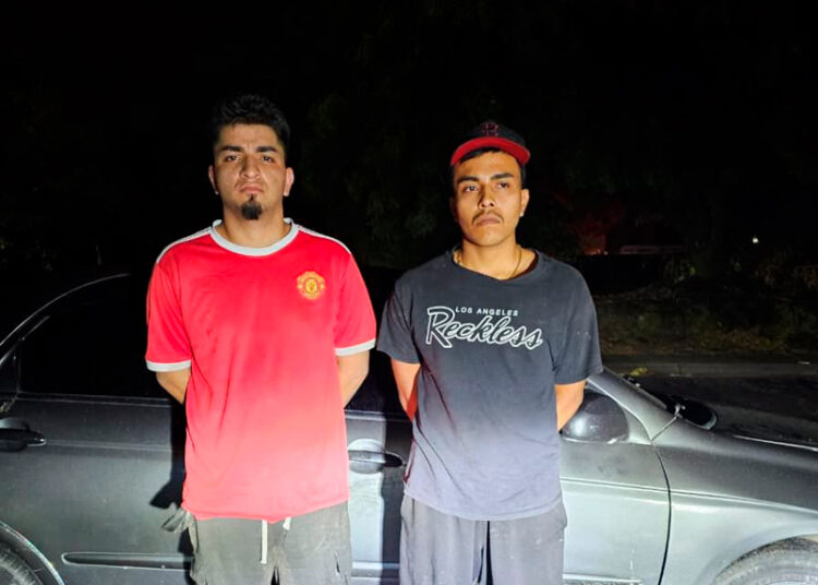 Fuerza Armada entrega dos detenidos a la PNC tras incautarles droga en Soyapango