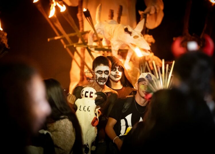 Cientos de personas celebran la tradición del Desfile de la Calabiuza en Tonacatepeque