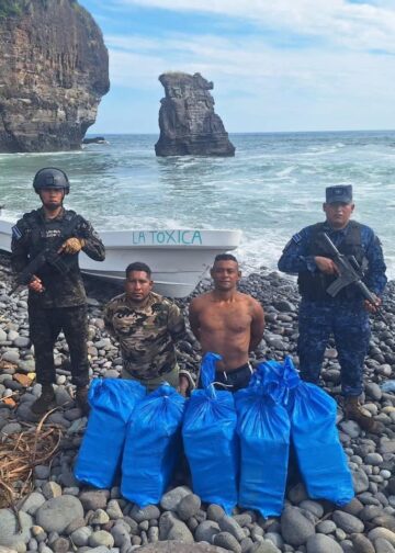 Fuerza Naval y PNC capturan a dos traficantes en La Bocana de Mizata