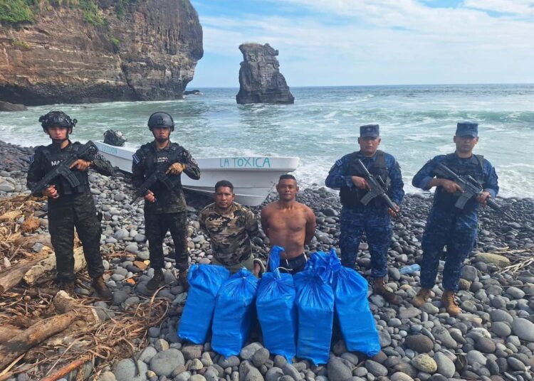 Fuerza Naval y PNC capturan a dos traficantes en La Bocana de Mizata