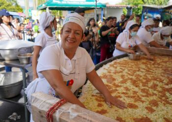 Olocuilta cocina la pupusa más grande del país para celebrar el Día Nacional de la Pupusa 2025