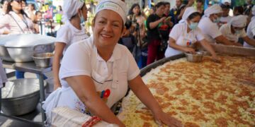 Olocuilta cocina la pupusa más grande del país para celebrar el Día Nacional de la Pupusa 2025