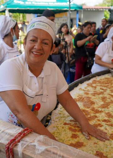 Olocuilta cocina la pupusa más grande del país para celebrar el Día Nacional de la Pupusa 2025