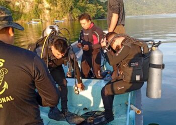 Continúa búsqueda de dos personas desaparecidas tras choque de lanchas en el lago de Ilopango
