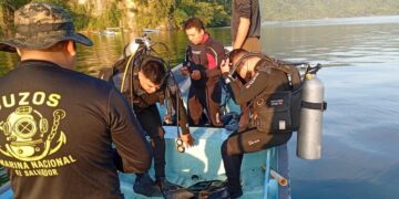 Continúa búsqueda de dos personas desaparecidas tras choque de lanchas en el lago de Ilopango