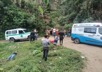 Vehículo de empresa de telecomunicaciones cae a barranco y deja cuatro heridos en Apopa