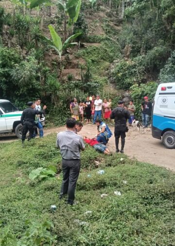 Vehículo de empresa de telecomunicaciones cae a barranco y deja cuatro heridos en Apopa