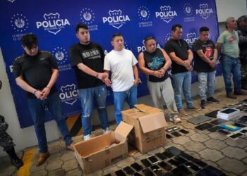 Amplio decomiso de dispositivos electrónicos tras operativo en el Centro Histórico de San Salvador