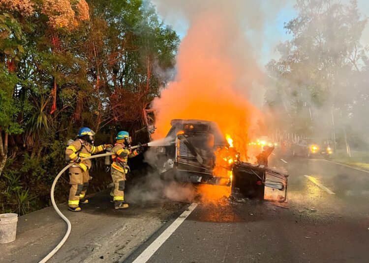 Incendio vehicular en Santo Domingo es controlado sin dejar lesionados