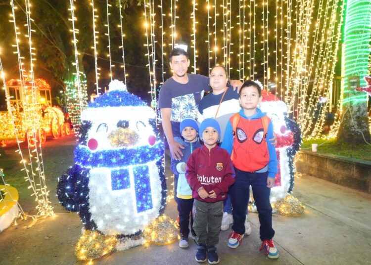 La Villa Navideña de El Cafetalón ilumina Santa Tecla