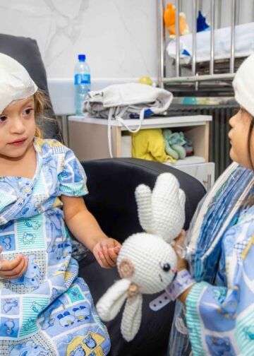 Un nuevo comienzo para 23 niños salvadoreños gracias a implantes cocleares