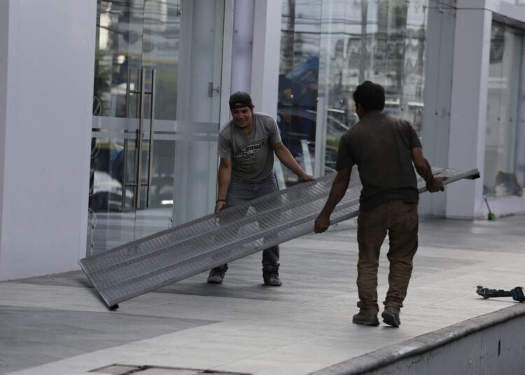 Comerciantes se preparan ante posibles incidentes después de las elecciones en Honduras