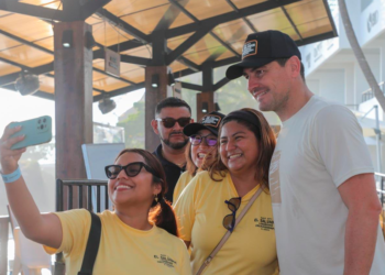 Iker Casillas conoce playa El Sunzal, en La Libertad