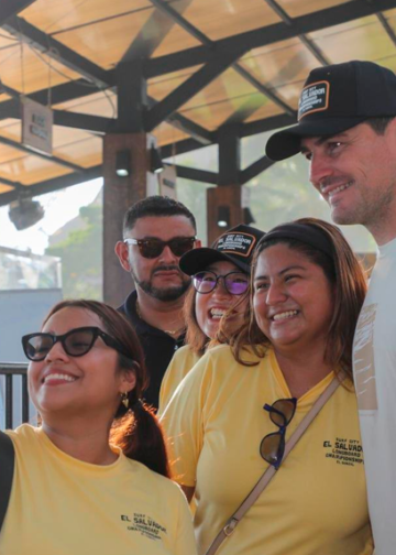 Iker Casillas conoce playa El Sunzal, en La Libertad
